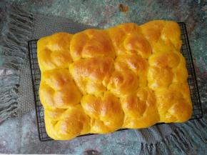 出炉倒在晾网上，晾到手温装袋密封保存。