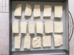 豆腐切片，放入烤盘中