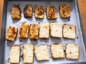 再烤5分钟拿出翻面，刷上酱汁，继续放回烤箱烤