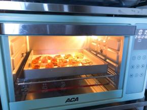 放入预热好的烤箱210度，上下火20分钟，中层