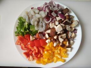 蔬菜全部切丁备用