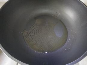 锅中加橄榄油烧热