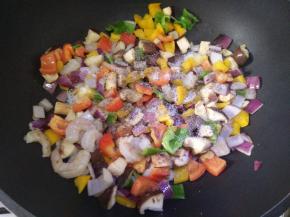 撒适量黑胡椒粉和少许盐