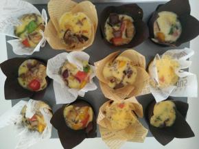 倒入蛋液七分满