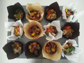 12连马芬蛋糕模具放入纸杯，炒好的蔬菜平均放入杯中。