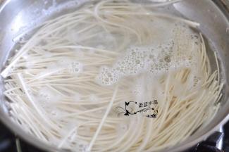 锅里水烧开后，放入金龙鱼优+活性发酵空心挂面，煮6分钟。这个面采用活性酵母发酵工艺，空心面身，易入味，更好吃，耐久煮，而且不糊汤，所以放心煮吧。
