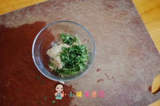 将青菜切碎和鸡蛋肉松还要放入香菇粉等等。香菇粉的做法，我以前教过的，你们可以去看一下。里面也可以放一些紫菜啊，虾皮，粉或者虾皮都是可以的。