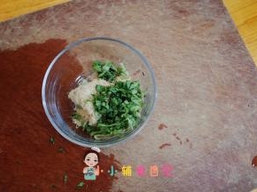 将青菜切碎和鸡蛋肉松还要放入香菇粉等等。香菇粉的做法，我以前教过的，你们可以去看一下。里面也可以放一些紫菜啊，虾皮，粉或者虾皮都是可以的。