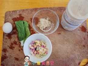 材料先准备好。没有肉松的话可以用熟肉末替代。蝴蝶面没有的话，可以用普通的长面