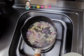 冷水加入蝴蝶面煮一下，用普通的婴儿的长面都可以，时间自己把握一下，因为每一个面条他煮的时间是不一样的，大概煮到八九成熟时稍微有一点点硬的时候就可以了。