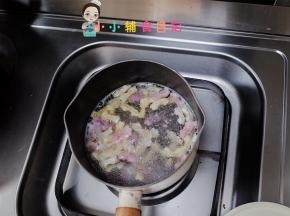 冷水加入蝴蝶面煮一下，用普通的婴儿的长面都可以，时间自己把握一下，因为每一个面条他煮的时间是不一样的，大概煮到八九成熟时稍微有一点点硬的时候就可以了。