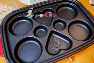 九阳多功能锅里不粘锅放一点点油。我不要烧太热，直接就可以倒入蛋糊