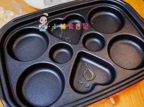九阳多功能锅里不粘锅放一点点油。我不要烧太热，直接就可以倒入蛋糊