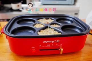 火力调到最大。因为这个锅我们前面是冷锅放进去了，所以调到最大，如果中间已经加热的有点凝固了，你们可以调到中火的位置。