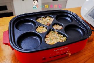 观察一下他的表面一定要凝固好了，不然翻面很容易变形。如果没有这样形状的锅 可以用平底锅直接煎圆饼也一样的，或者你用一个煎蛋的心形模具来做