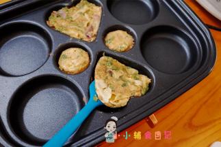 差不多有点凝固了就可以翻面了。硅胶铲非常的好用，一把大的一把小的，平时做辅食很多地方都用得到。