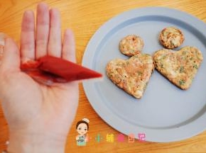 准备一些番茄酱撒到这个饼的表面。番茄酱的做法我以前也教过的，如果买的话你们请你们买那种无添加无糖无盐的，因为一岁以内还不能吃有调味料的。