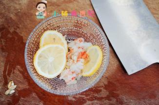 泡发好的干贝跟虾仁用柠檬腌渍15-30分钟。虾仁一定要去掉虾线，然后切碎