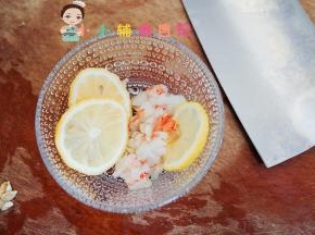 泡发好的干贝跟虾仁用柠檬腌渍15-30分钟。虾仁一定要去掉虾线，然后切碎