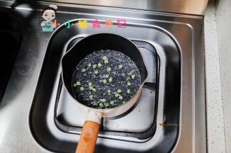 这个是甜豆自己剥的更好，水里煮一煮