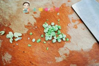 用刀碾压一下然后去皮更方便哦