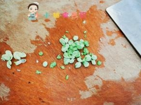 用刀碾压一下然后去皮更方便哦