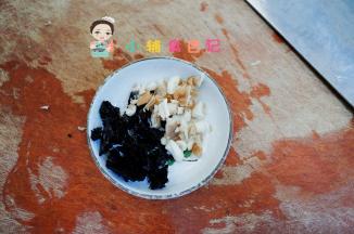 蘑菇切末备用，紫菜剪碎备用，紫菜要选头水免洗紫菜