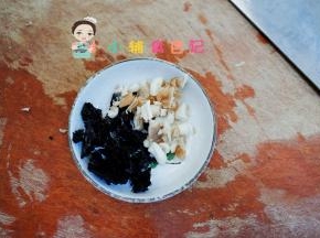 蘑菇切末备用，紫菜剪碎备用，紫菜要选头水免洗紫菜