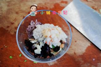 将做好的杂粮饭、紫菜、虾仁、甜豆、蘑菇、肉泥放入碗里，肉泥就是熟的肉跟水一比一打的泥，以前教过做法的