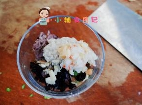 将做好的杂粮饭、紫菜、虾仁、甜豆、蘑菇、肉泥放入碗里，肉泥就是熟的肉跟水一比一打的泥，以前教过做法的