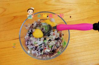 加入3个鹌鹑蛋，你也可以用鸡蛋替代