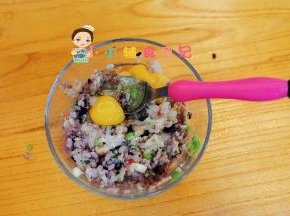 加入3个鹌鹑蛋，你也可以用鸡蛋替代