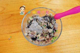 加入黑麦粉，也可以用面粉替代混合均匀备用