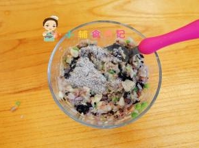加入黑麦粉，也可以用面粉替代混合均匀备用