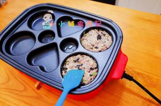 把做好的饭饼糊糊放入锅里，平底锅也可以，这个有性状的模具可以让饭饼更结实，用硅胶铲压一压实