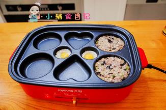 打入两个鹌鹑蛋两面煎熟