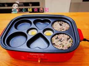 打入两个鹌鹑蛋两面煎熟