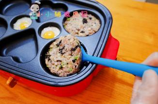 米饼有点定型就可以翻面了，两面都熟了凝固了就可以装盘了，倒一杯牛奶就可以当早餐拉