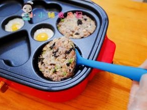 米饼有点定型就可以翻面了，两面都熟了凝固了就可以装盘了，倒一杯牛奶就可以当早餐拉