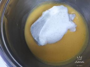 取三分之一蛋白加到面糊中，快速翻拌均匀。