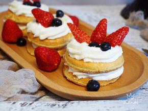 稍加改变，餐桌上一道新颖别致的小型裸蛋糕就出现了，口感香甜松软，草莓的酸甜，正好中和了奶油的甜腻。