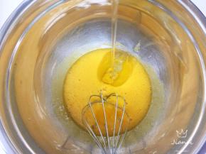 加入玉米油搅拌均匀，使油与蛋黄融合。