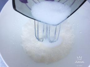 利用这个时间打发淡奶油，装进裱花袋，放入冰箱。