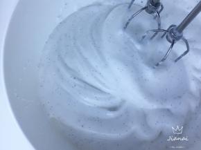 蛋白从冰箱取出，用打蛋器低速打至有大的气泡时加入香草籽，细砂糖分三次加入，且每次都要彻底打发至糖溶化。