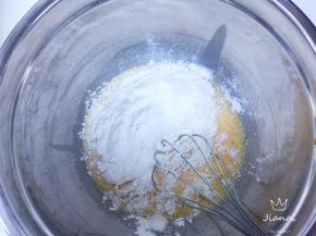 加入过筛的低粉，依然继续搅拌，使用蛋抽搅拌效果即快又会非常均匀哦。