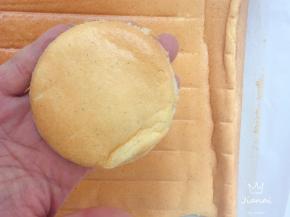 蛋糕出炉晾凉，用一个小口杯，压出圆形小蛋糕胚。