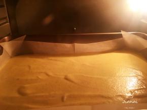 烤箱180度提前预热，上下火180度烤盘送入烤箱中层，上下火180度烤18～20分钟。