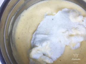 再将剩余蛋白全部加入面糊中，继续翻拌均匀。