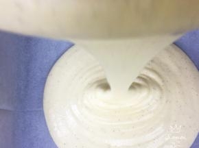 面糊呈均匀的状态，这一步动作要快还要均匀，以免蛋白会消泡，提前准备好铺油纸的烤盘，蛋糕糊从高处倒入烤盘中，并用力震动几下，震出蛋糕糊中的气泡。
