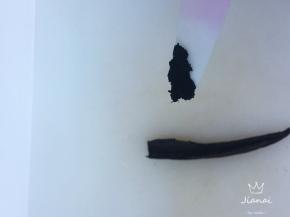 半根香草荚，用刀划开，用刀背将香草籽取出来。